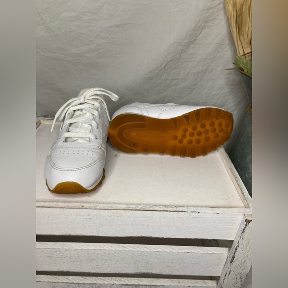 EUC. REEBOK Classic Leather Athletic Shoes, Little Kid’s, White / Gum, Size 10 - Picture 11 of 13